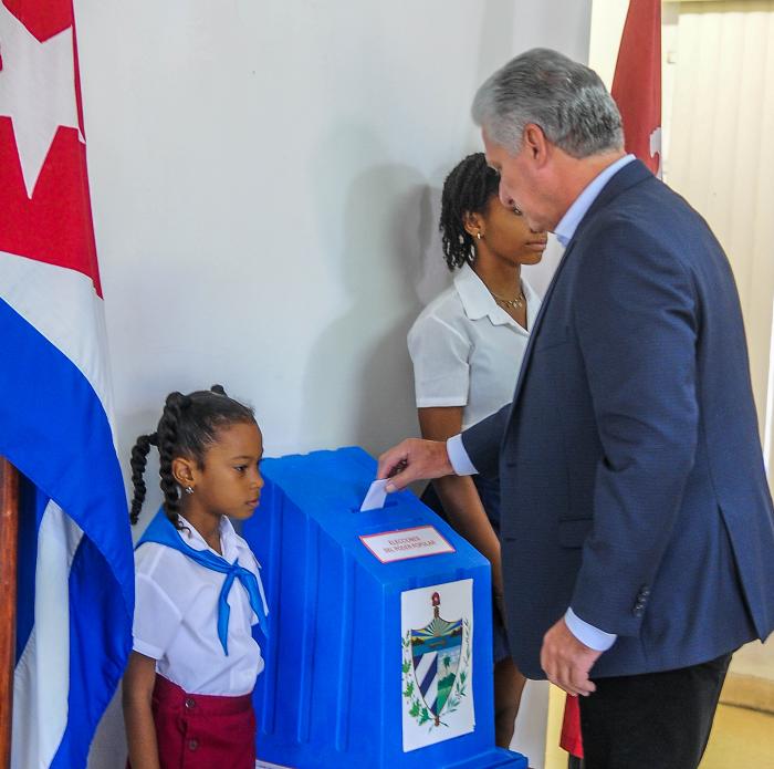 El Primer Secretario del PCC y Presidente de Cuba, Miguel Díaz Canel Bermúdez junto a su esposa Liz Cuesta