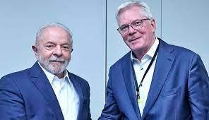 Lula y el editor general de WikiLeaks, Kristinn Hraffsson. Foto: Twitter/@LulaOficial.
