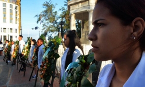 homenaje a los ocho estudiantes de medicina.