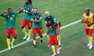 Los jugadores de Camerún celebran el 3-3 de Choupo-Moting.