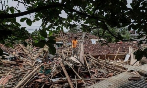 Asciende a 321 la cifra de fallecidos por sismo en Indonesia