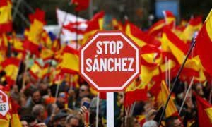 Españoles protestan en Madrid y piden dimisión de Sánchez
