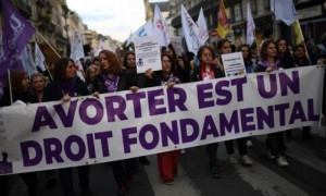 Franceses apoyan incluir en Constitución derecho al aborto