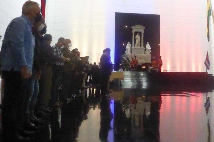 Un instante solemne junto a Bolivar, con el Granma, Fidel y el 2 de diciembre en la mente. 