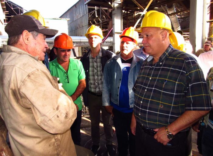 En su recorrido por el central compartió con los operarios que reparan las calderas.