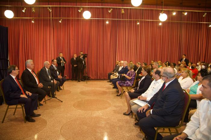 Díaz-Canel intercambio con brigada médica y entrenadores deportivos que colaboran en Barbados