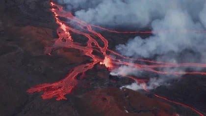 El volcán hawaiano Mauna Loa, que entró en erupción el pasado domingo 27 de noviembre, es considerado el volcán activo más grande del mundo.