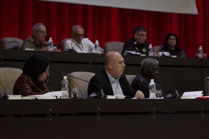 El v pleno fue conducido por el miembro del Buró Político y secretario de Organización,
doctor Roberto Morales Ojeda. FOTO: ESTUDIOS REVOLUCIÓN
