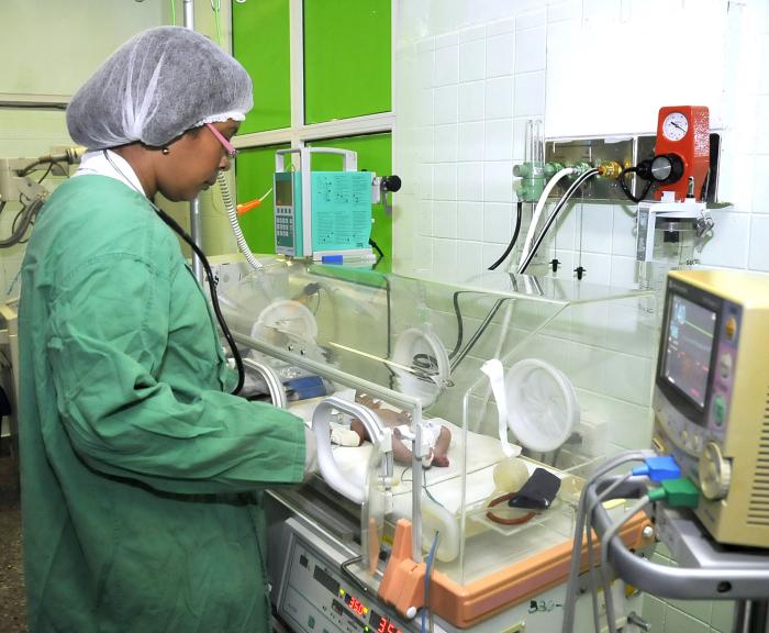 Visita realizada al Hospital Materno Eusebio Hernández, antiguo Maternidad  Obrera, sala de Neonatología. Dra. Ivette Varona jefa de la sala de Terapia Intensiva.