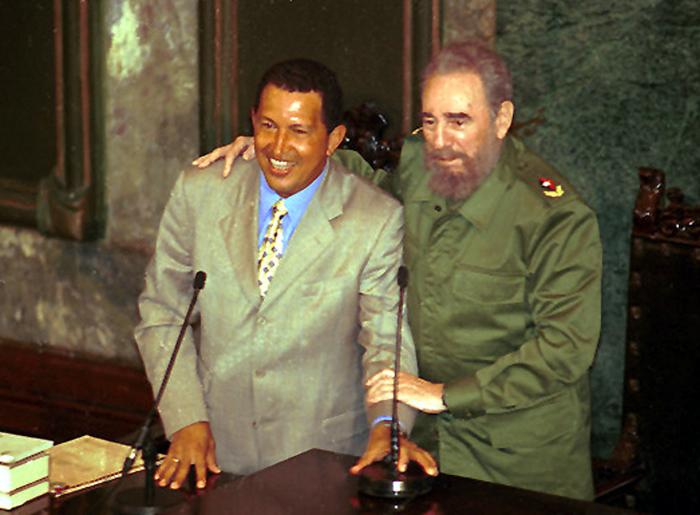 El presidente cubano Fidel Castro felicita al mandatario venezolano Hugo Chavez,luego que concluyera una conferencia magistral en el aula magna de la Universidad de la Habana.(foto:Ahmed Velazquez.)