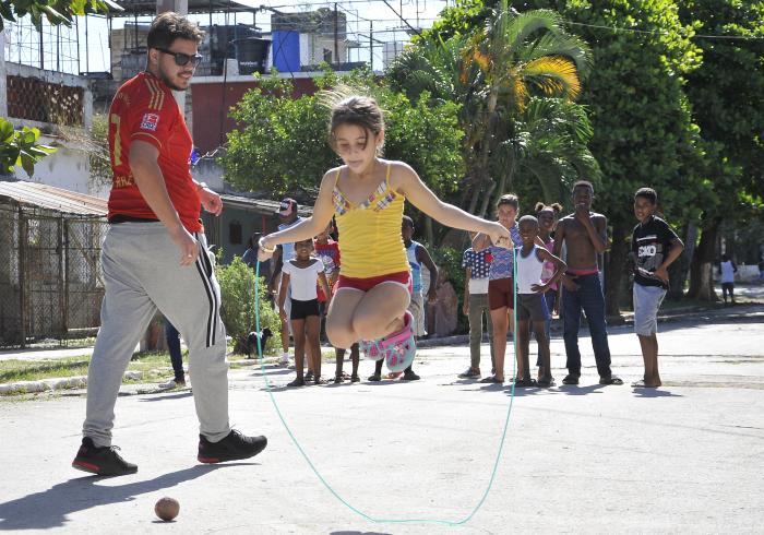 Niña feliz en Cuba,juego popular,saltar la suiza.