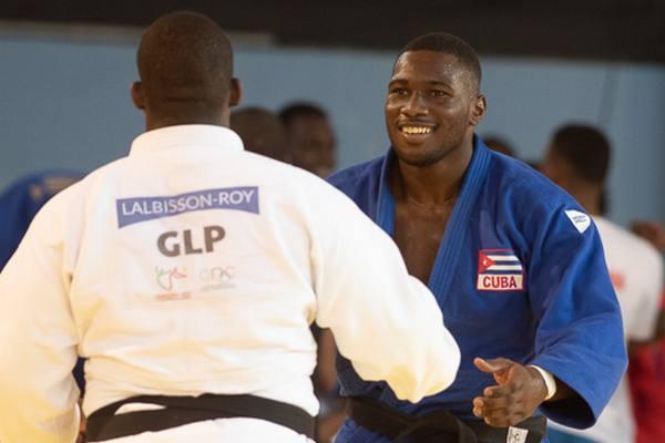 Omar Cruz de Cuba (azul) ganó la medalla de oro a Mathieu Lalbisson de Guadalupe en +90 Kg, en la competencia de Judo, Durante los juegos del Caribe, Guadalupe 2022