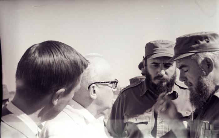 Fidel junto al Cmdte. Rene Vallejo, durante  la partida de los mercenarios de Playa Giron, para Estados Unidos.
Foto: Ernesto, 23 de diciembre de 1962.
Archivo Fidel Castro: Sobre No.297