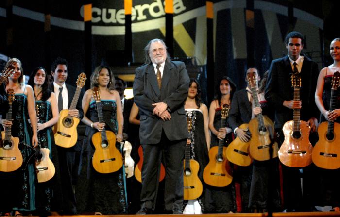 Festival Cuerda Viva ,gala de premiación efectuada en el teatro Lazaro Peña de la capital. Jesus Ortega y la orquesta de guitarras sonatas habaneras