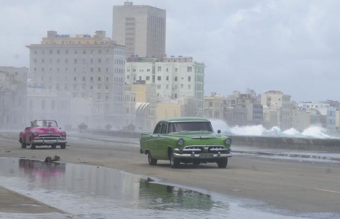 Oleaje en el Malecón por el paso del huracán Ian en La Habana, habana Vieja