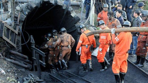 Las autoridades movilizaron a la mina equipos de rescate para socorrer a las personas atrapadas por el derrumbe. |