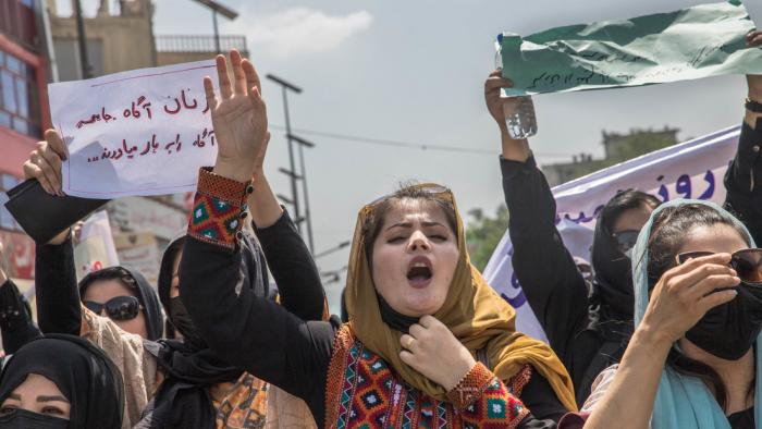 Mujeres afganas se manifiestan en el centro de Kabul, Afganistán,