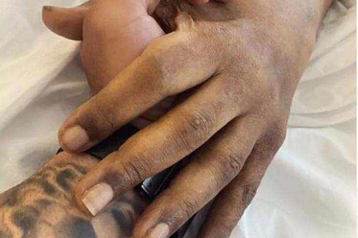 La imagen que ha publicado Edinho agarrado a la mano de Pelé