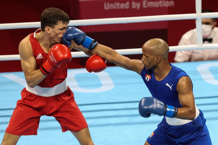 Roniel Iglesias de Cuba (azul) obtiene medalla de oro al vencer Pat McCormack de Gran Bretaña en la final de la categoría de 69 kg del boxeo en el Arena Kokugican 