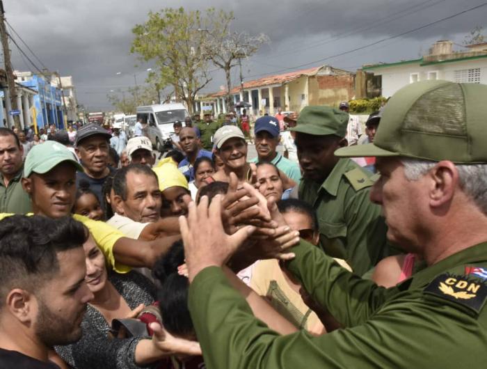 En todos los momentos difíciles, Díaz-Canel ha estado junto al pueblo. Foto: Tomada del sitio de la Presidencia