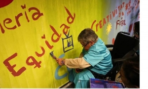 Pintada de un mural por discapacitados