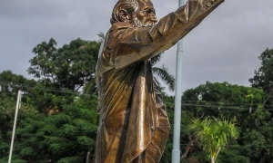 Develan estatua de Carlos J. Finlay 