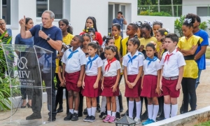 Develan estatua de Carlos J. Finlay 