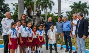 Develan estatua de Carlos J. Finlay 