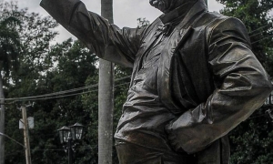 Develan estatua de Carlos J. Finlay 