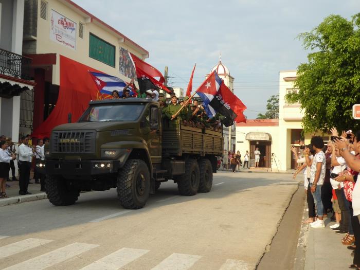 Uniformados con el verde olivo de la rebeldía patria, pioneros, jóvenes y combatientes de la oriental provincia de Granma protagonizaron hoy la reedición de la entrada triunfal a esta urbe, de la Caravana de la Libertad.
