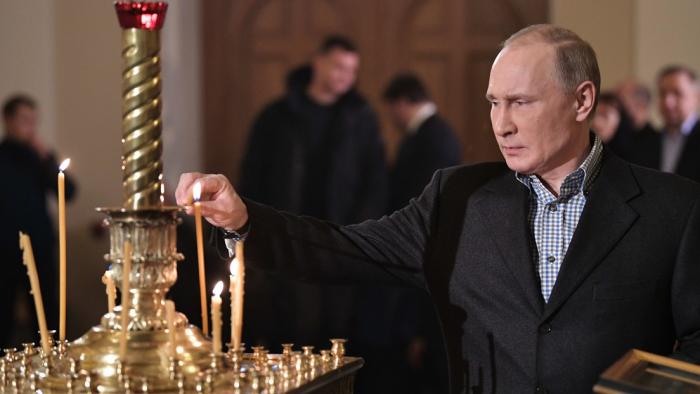 El presidente ruso, Vladímir Putin, durante el servicio de Navidad en San Petersburgo, el 6 de enero de 2018