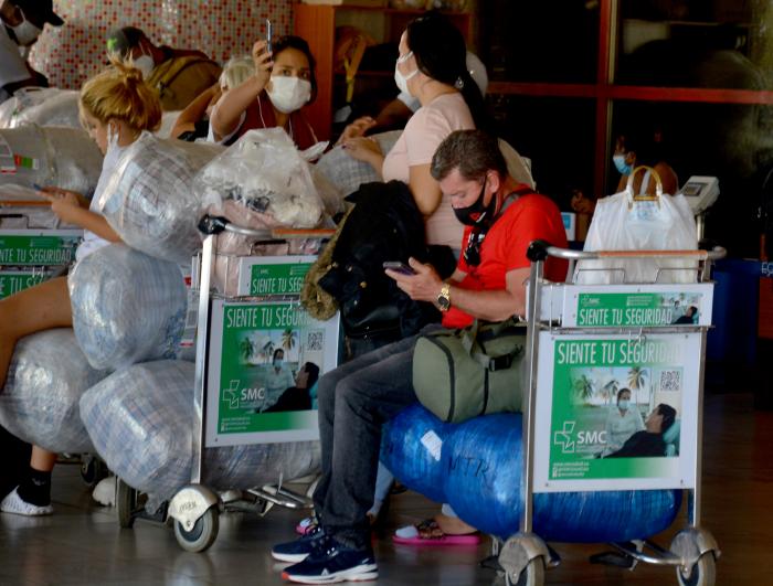 Los beneficios arancelarios de exención de pago para algunas categorías de importación son mayormente utilizados por cubanos no residentes en el país, quienes ingresan, como promedio por pasajero, entre cuatro y cinco equipajes. foto: Ricardo López Hevia	
