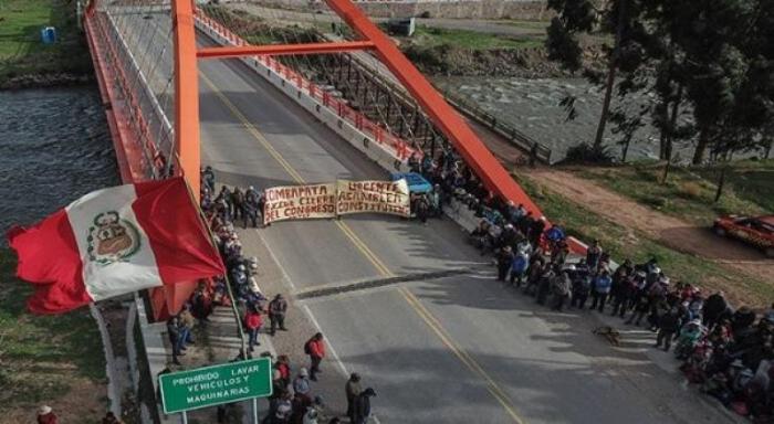 Manifestantes mantienen el bloqueo de carreteras en Perú