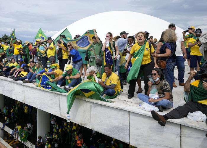 Partidarios del ex presidente de Brasil, Jair Bolsonaro, en la azotea del Congreso Nacional en Brasilia. Foto Ap