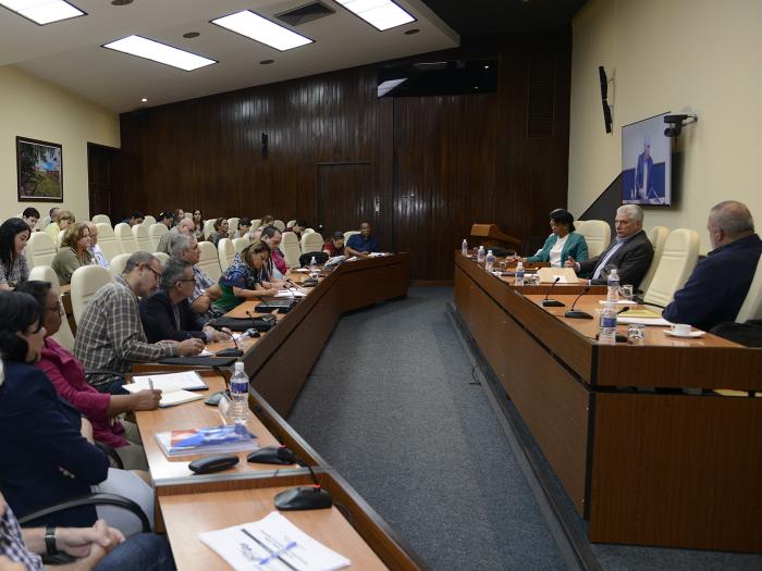 El Presidente cubano reflexionó sobre la necesidad de extender el éxito de nuestros expertos y científicos de la Salud, a otros ámbitos del desarrollo del país. foto: Estudios Revolución 	