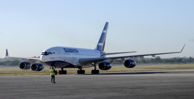 Recibimiento a los médico que cumplian misión internacionalista en Brasil por Jorge Luis perdomo, Ministro de las Comunicaciones, realizado en la Terminal No. 3 del aeropuerto José Martí, Wajay, Boyeros.
