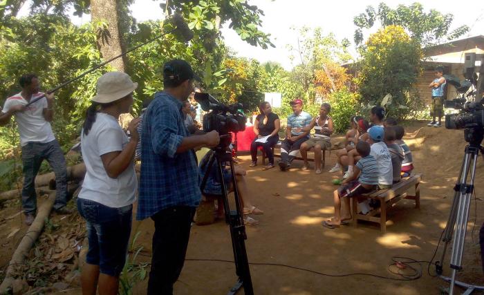 Equipo de la TV Serrana en plena filmación, en sus escenarios tradicionales de la Sierra Maestra.