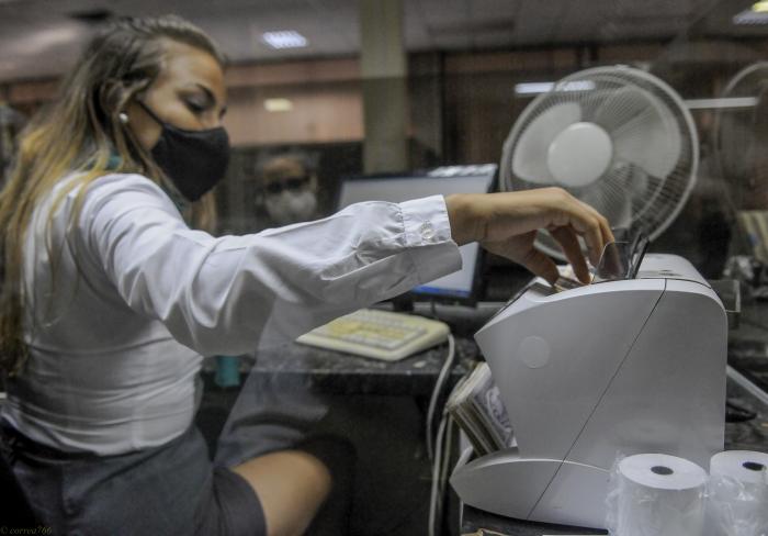 Para hacer operaciones por montos superiores a lo establecido, se debe acudir a la sucursal bancaria como una medida de protección. foto: jose m. correa
