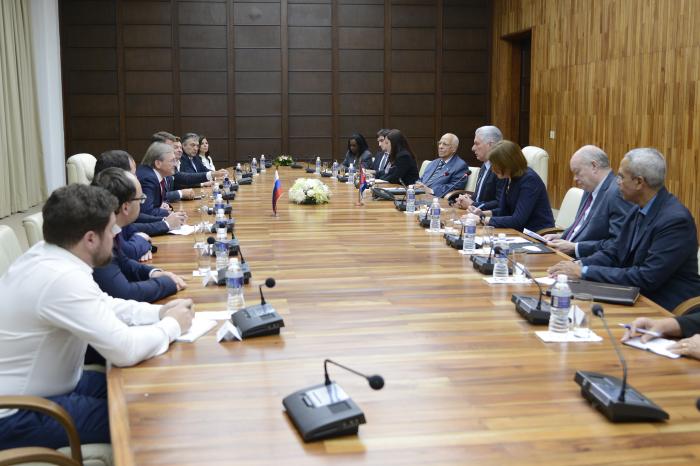 El Presidente cubano destacó que el diálogo político y las relaciones en el ámbito económico y comercial entre Cuba y Rusia avanzan hacia un estado superior. Foto: estudios revolución