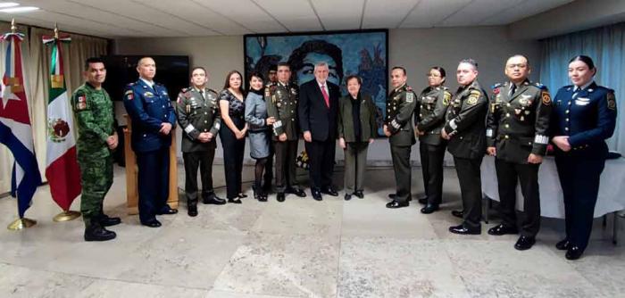 Cuba condecoró hoy con la Orden al Servicio Distinguido de las Fuerzas Armadas Revolucionarias (FAR), a militares mexicanos por su apoyo en la extinción del incendio en Matanzas.