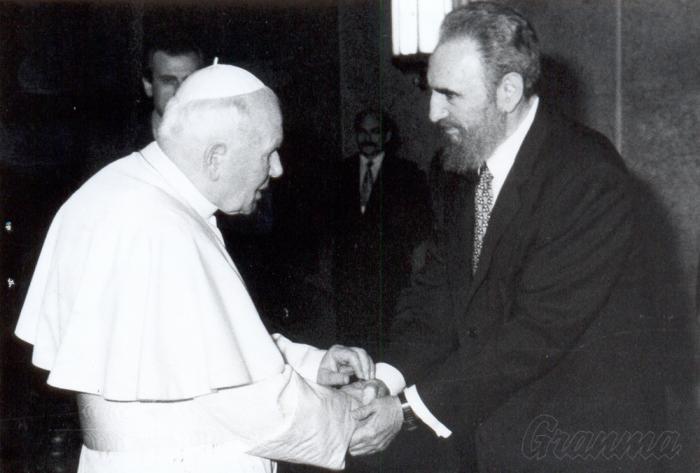 Llegada del Papa Juan Pablo II a Cuba, lo recibe Fidel Castro 