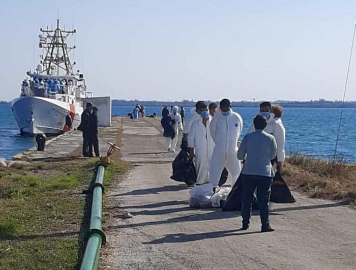 Devoluciones de migrantes irregulares por vías aérea y marítima