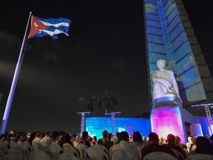 Concierto homenaje en la base del monumento al Héroe Nacional 