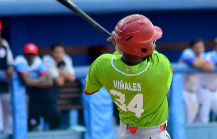 Rafael Viñales impulsó las dos carreras de Agricultores en el juego. foto: Ricardo López Hevia	
