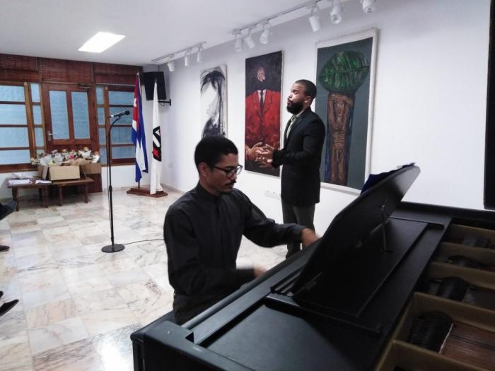 Eugenio Hernández Castañeda, uno de los ganadores del Concurso Festival Lírico 
Nacional 2023, acompañado al piano por Edel Almeida Mompié. Foto. uneac