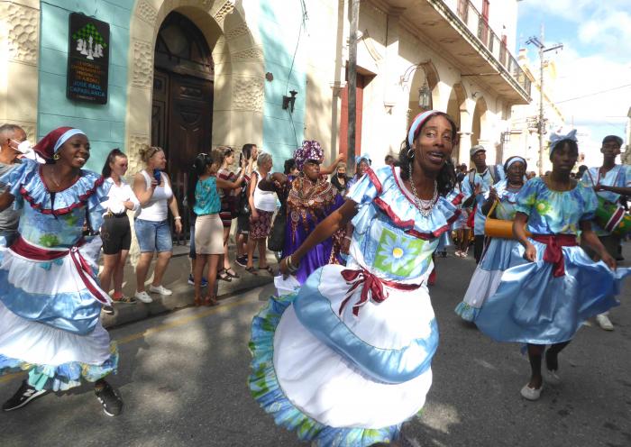 Desfile inaugural de la Semana de la Cultura en Camagüey.