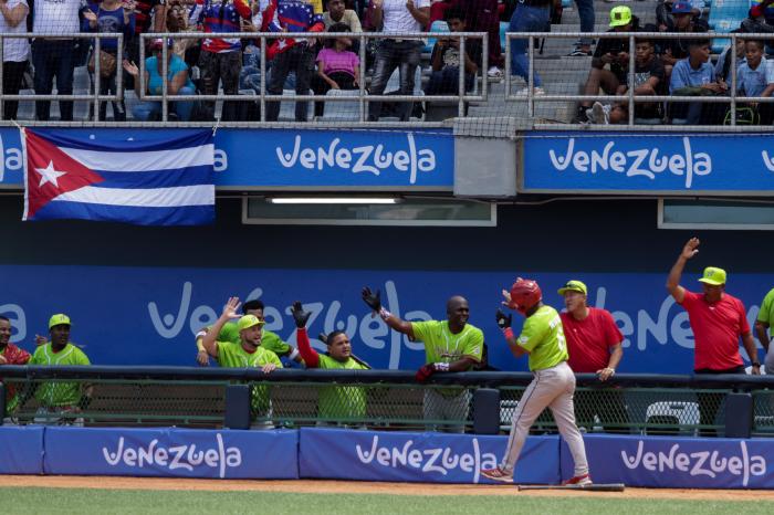 Andrés De La Cruz, de Agricultores (Cuba) celebra su cuadrangular frente a Wildcats (Curazao) 