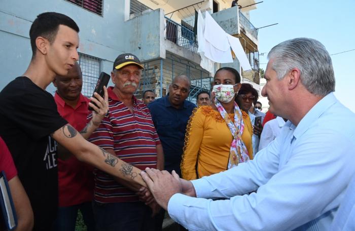 El mandatario intercambió con la población del barrio visitado. foto: Estudios Revolución