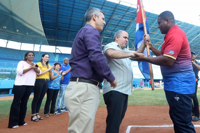 Despaigne recibió la enseña nacional. foto: roberto morejón