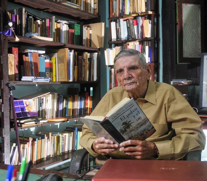 Juilio Travieso, Premio Nacional de Literatura 2021, fotografiado  en su casa, calle 68, e/ 17 y 19, No. 1709, Playa